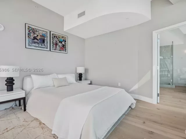 6-bedroom condo for sale in Sunny Isles Beach - 17121 Collins Ave 4803 - MondialRealty