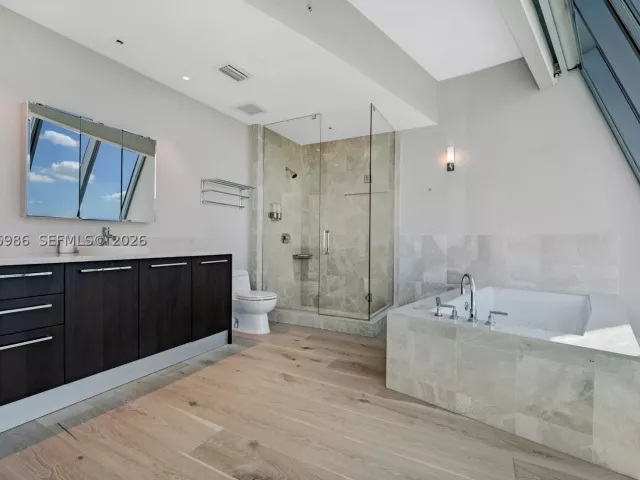 6-bedroom condo for sale in Sunny Isles Beach - 17121 Collins Ave 4803 - MondialRealty