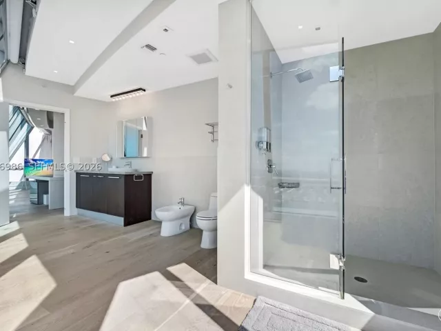6-bedroom condo for sale in Sunny Isles Beach - 17121 Collins Ave 4803 - MondialRealty