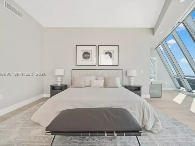 6-bedroom condo for sale in Sunny Isles Beach - 17121 Collins Ave 4803 - MondialRealty