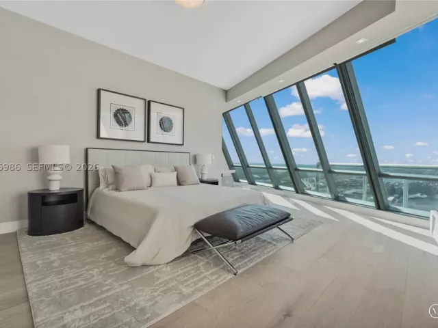 6-bedroom condo for sale in Sunny Isles Beach - 17121 Collins Ave 4803 - MondialRealty