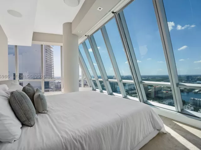6-bedroom condo for sale in Sunny Isles Beach - 17121 Collins Ave 4803 - MondialRealty