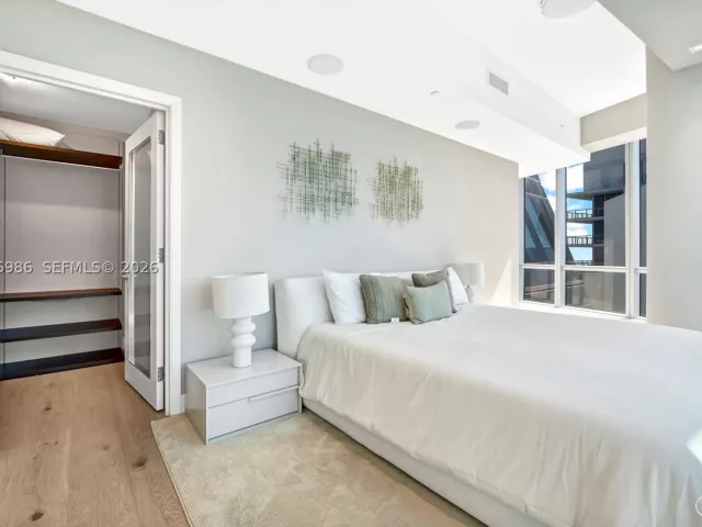 6-bedroom condo for sale in Sunny Isles Beach - 17121 Collins Ave 4803 - MondialRealty