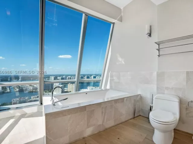 6-bedroom condo for sale in Sunny Isles Beach - 17121 Collins Ave 4803 - MondialRealty