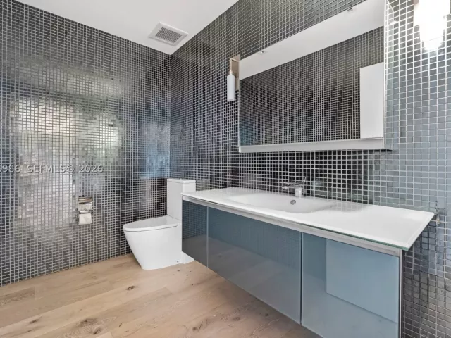 6-bedroom condo for sale in Sunny Isles Beach - 17121 Collins Ave 4803 - MondialRealty