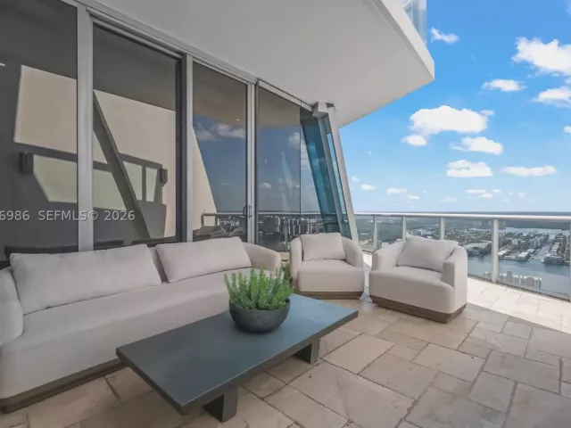 6-bedroom condo for sale in Sunny Isles Beach - 17121 Collins Ave 4803 - MondialRealty