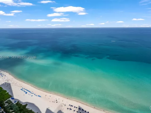 6-bedroom condo for sale in Sunny Isles Beach - 17121 Collins Ave 4803 - MondialRealty