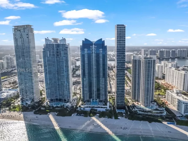 6-bedroom condo for sale in Sunny Isles Beach - 17121 Collins Ave 4803 - MondialRealty