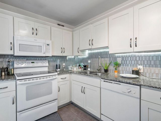 Apartment for rent  Unit #1418 - photo 7483886