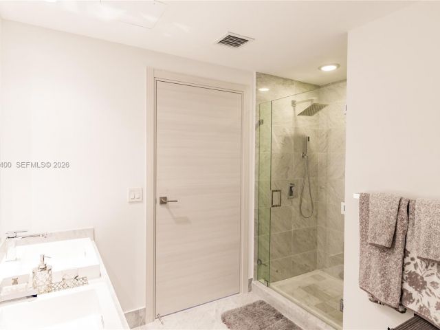 Apartment for rent  Unit #3703 - photo 7444262