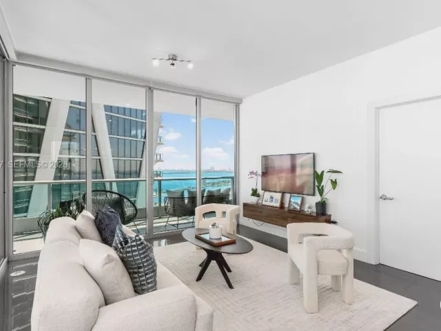 2-bedroom condo for sale in Miami - 900 Biscayne Blvd 3212 - MondialRealty