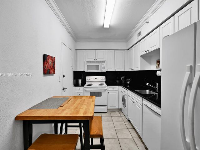 Apartment for rent  Unit #PH30 - photo 7444373