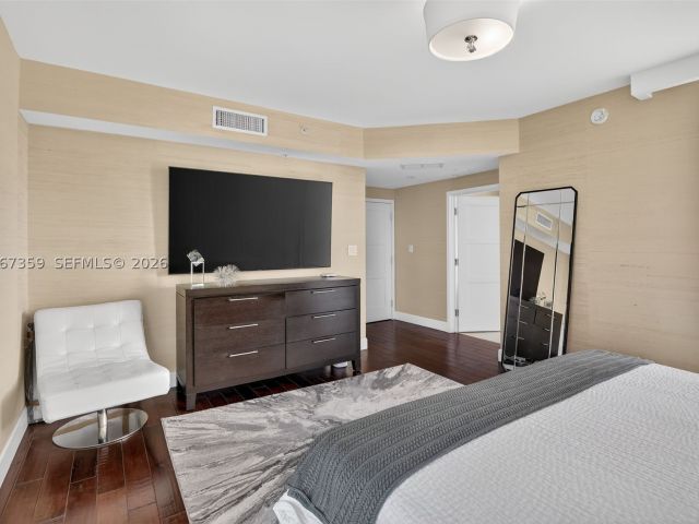 3-bedroom condo for sale in Aventura - 19400 Turnberry Way 1012 - MondialRealty