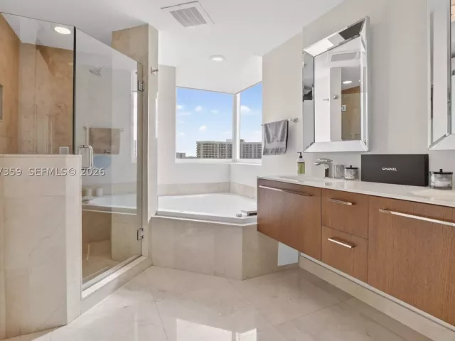3-bedroom condo for sale in Aventura - 19400 Turnberry Way 1012 - MondialRealty