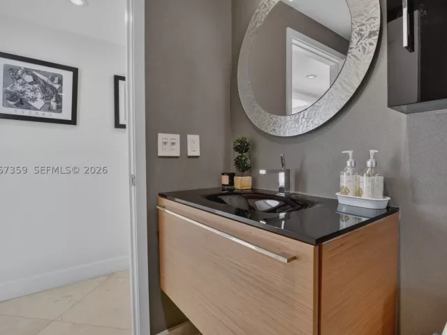3-bedroom condo for sale in Aventura - 19400 Turnberry Way 1012 - MondialRealty