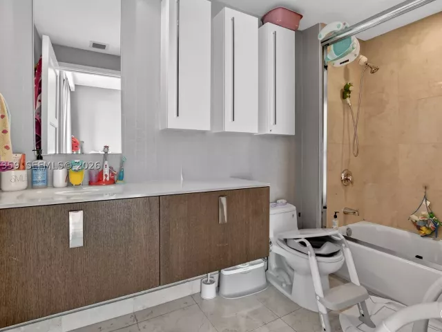 3-bedroom condo for sale in Aventura - 19400 Turnberry Way 1012 - MondialRealty