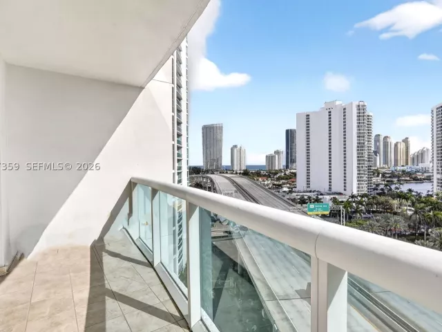 3-bedroom condo for sale in Aventura - 19400 Turnberry Way 1012 - MondialRealty
