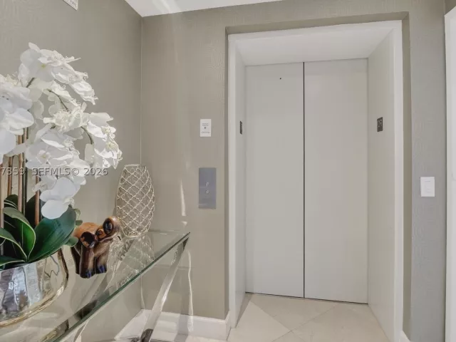3-bedroom condo for sale in Aventura - 19400 Turnberry Way 1012 - MondialRealty