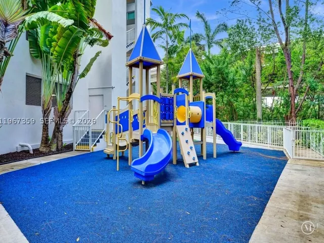 3-bedroom condo for sale in Aventura - 19400 Turnberry Way 1012 - MondialRealty