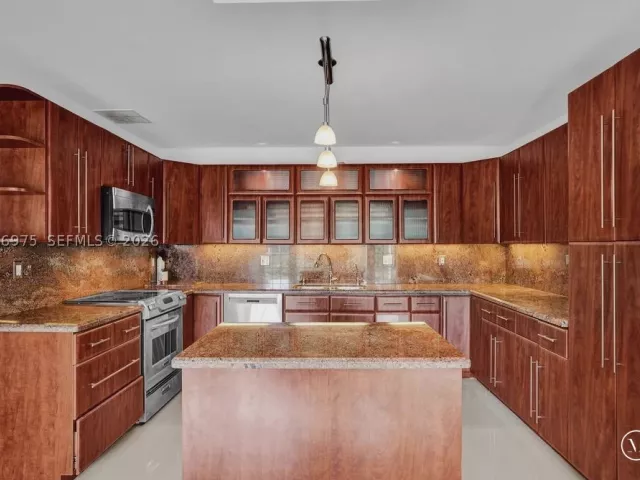 5-bedroom home for sale in Miami - 19710 NE 23rd Ave - MondialRealty