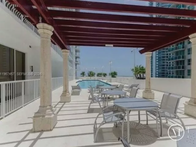 2-bedroom condo for rent in Miami - 1200 Brickell Bay Dr 1712 - MondialRealty