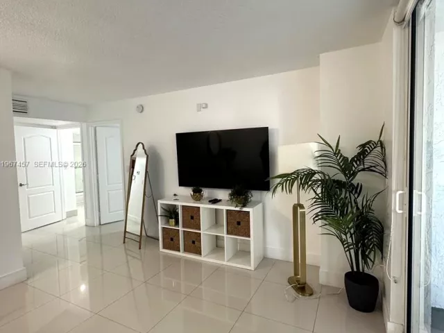 2-bedroom condo for rent in Miami - 1200 Brickell Bay Dr 1712 - MondialRealty