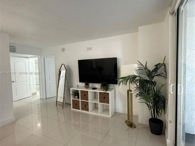 Apartment for rent  Unit #1712 - photo 7446645