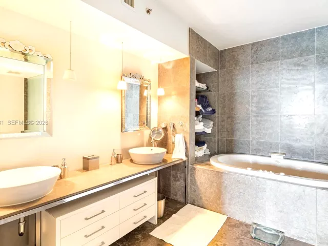 3-bedroom condo for rent in Miami Beach - 450 Alton Rd 3703 - MondialRealty