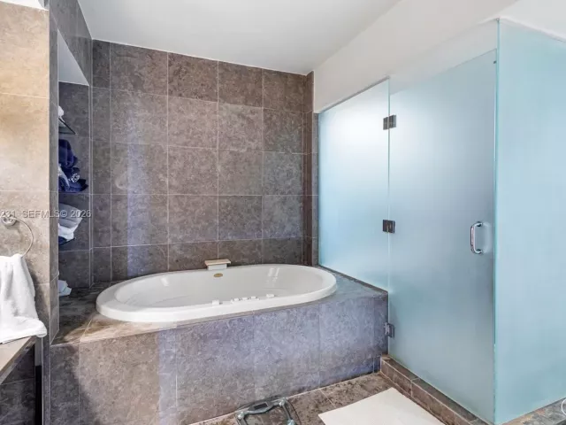 3-bedroom condo for rent in Miami Beach - 450 Alton Rd 3703 - MondialRealty