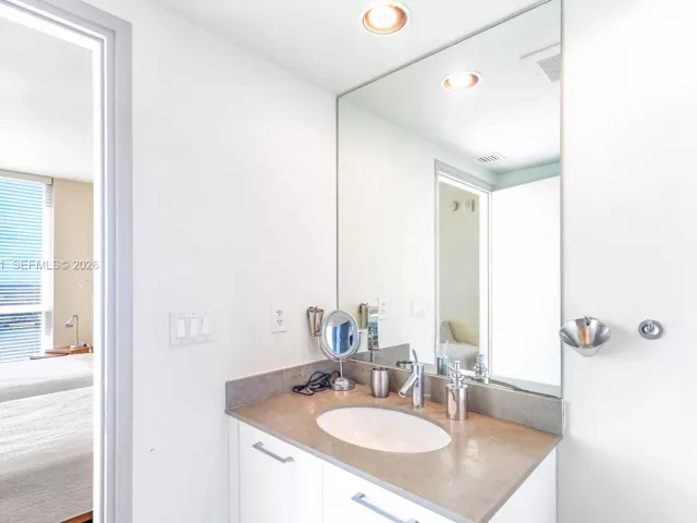 3-bedroom condo for rent in Miami Beach - 450 Alton Rd 3703 - MondialRealty