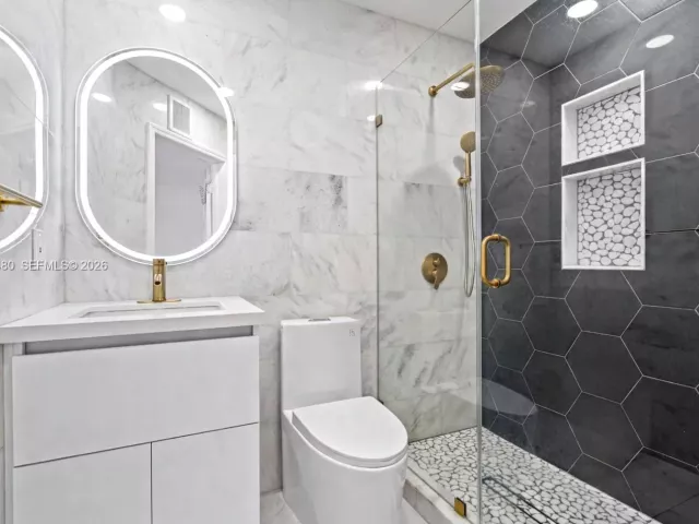 3-bedroom home for sale in Doral - 5725 NW 114th Path 114 - MondialRealty