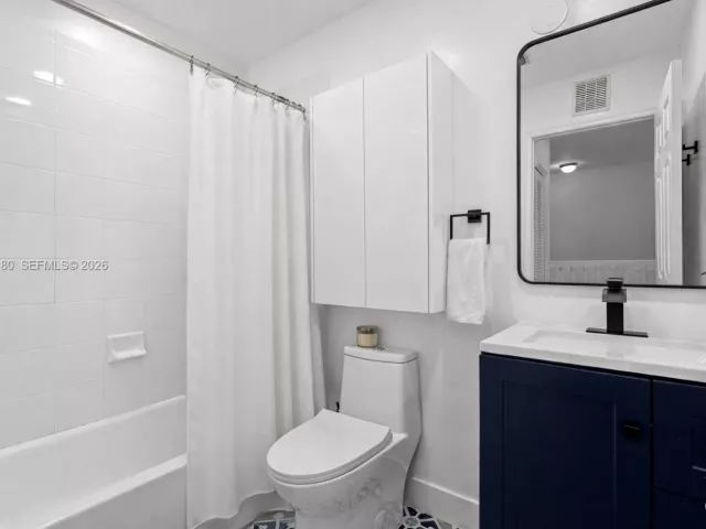 3-bedroom home for sale in Doral - 5725 NW 114th Path 114 - MondialRealty