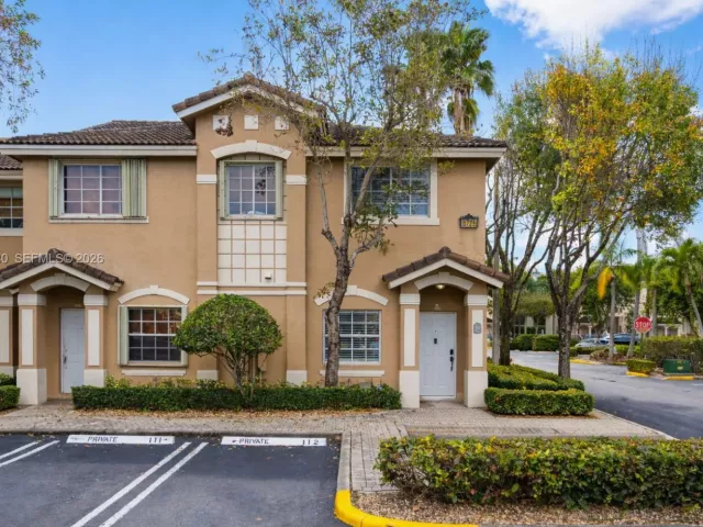 3-bedroom home for sale in Doral - 5725 NW 114th Path 114 - MondialRealty