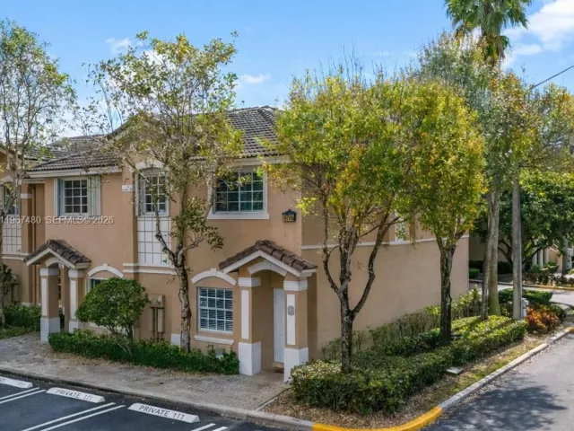 3-bedroom home for sale in Doral - 5725 NW 114th Path 114 - MondialRealty