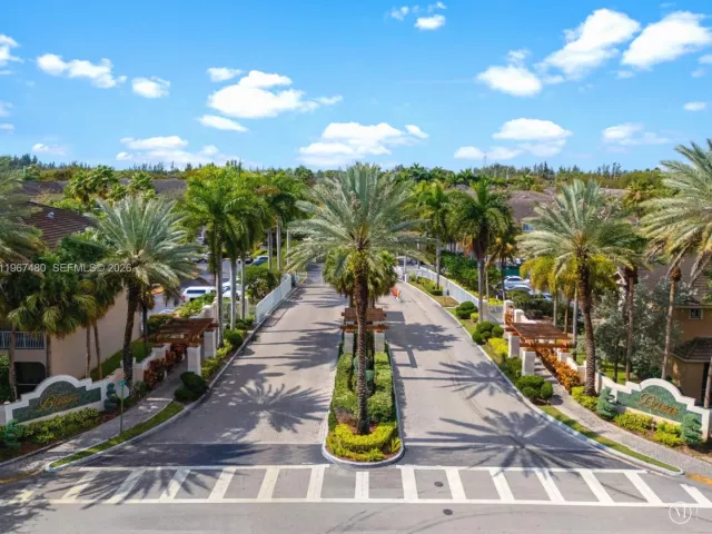 3-bedroom home for sale in Doral - 5725 NW 114th Path 114 - MondialRealty