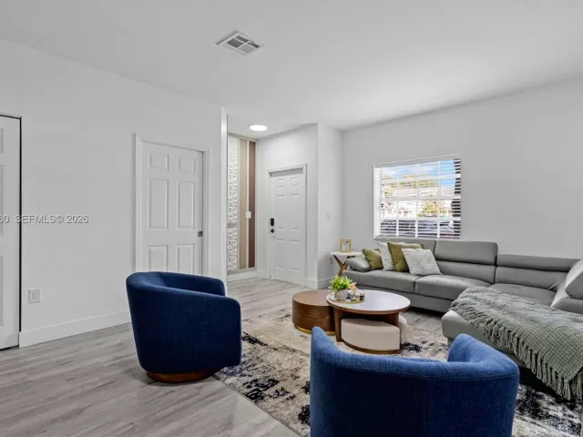 3-bedroom home for sale in Doral - 5725 NW 114th Path 114 - MondialRealty