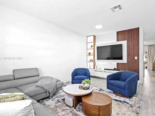 3-bedroom home for sale in Doral - 5725 NW 114th Path 114 - MondialRealty