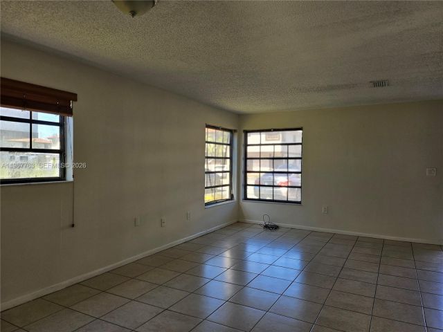 3-bedroom home for rent in Miami - 13220 SW 58th Ter 16-1 - MondialRealty