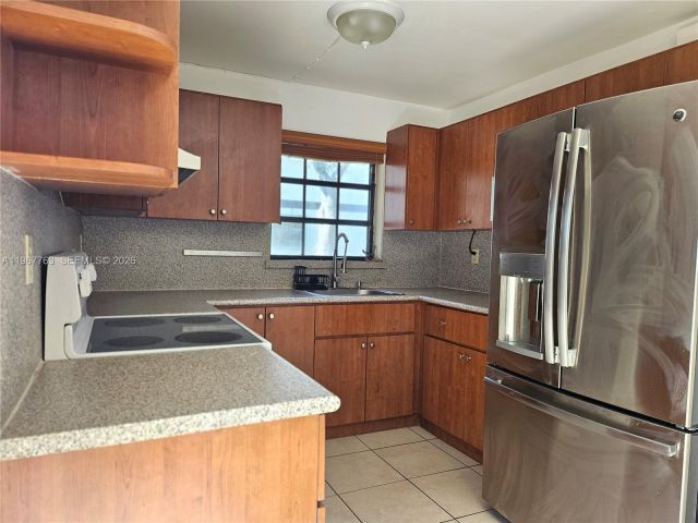 3-bedroom home for rent in Miami - 13220 SW 58th Ter 16-1 - MondialRealty