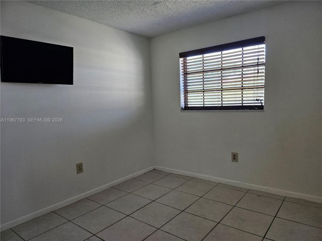 3-bedroom home for rent in Miami - 13220 SW 58th Ter 16-1 - MondialRealty