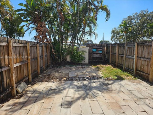 3-bedroom home for rent in Miami - 13220 SW 58th Ter 16-1 - MondialRealty