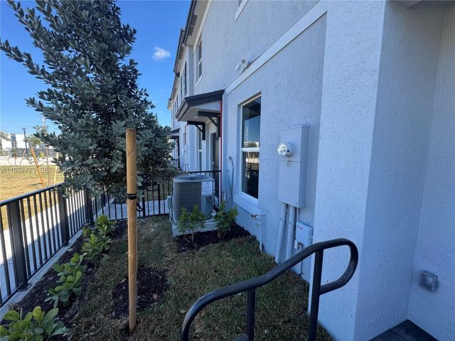 3-bedroom home for rent in Miami - 12420 SW 248 ST 7 - MondialRealty