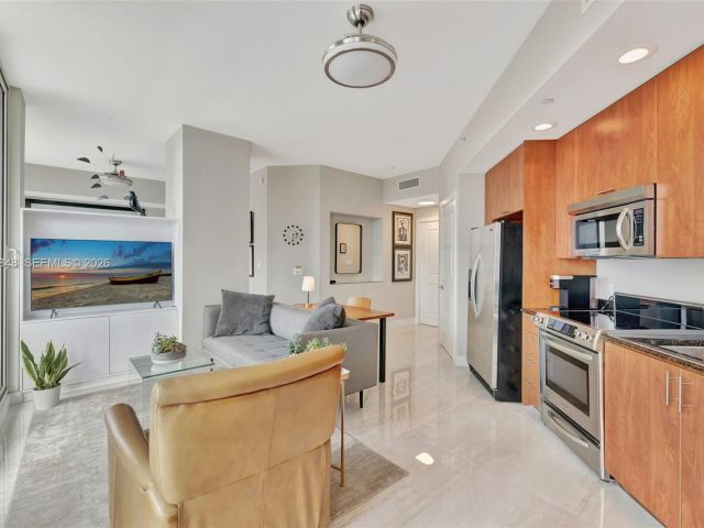 1-bedroom condo for rent in Fort Lauderdale - 315 NE 3rd Ave 902 - MondialRealty