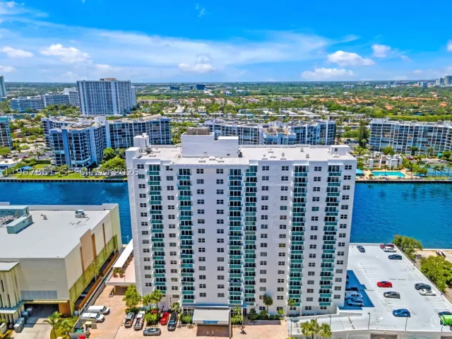 2-bedroom condo for sale in Hollywood - 3000 S Ocean Dr 1122 - MondialRealty