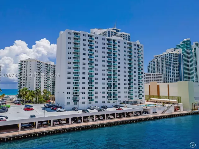 2-bedroom condo for sale in Hollywood - 3000 S Ocean Dr 1122 - MondialRealty