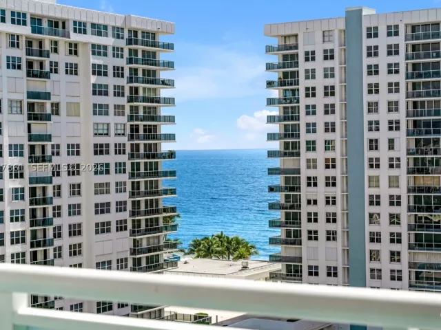 2-bedroom condo for sale in Hollywood - 3000 S Ocean Dr 1122 - MondialRealty