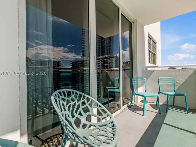 2-bedroom condo for sale in Hollywood - 3000 S Ocean Dr 1122 - MondialRealty