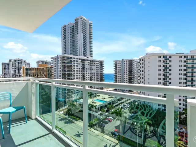 2-bedroom condo for sale in Hollywood - 3000 S Ocean Dr 1122 - MondialRealty