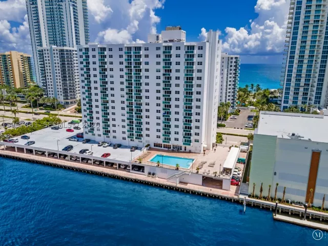 2-bedroom condo for sale in Hollywood - 3000 S Ocean Dr 1122 - MondialRealty