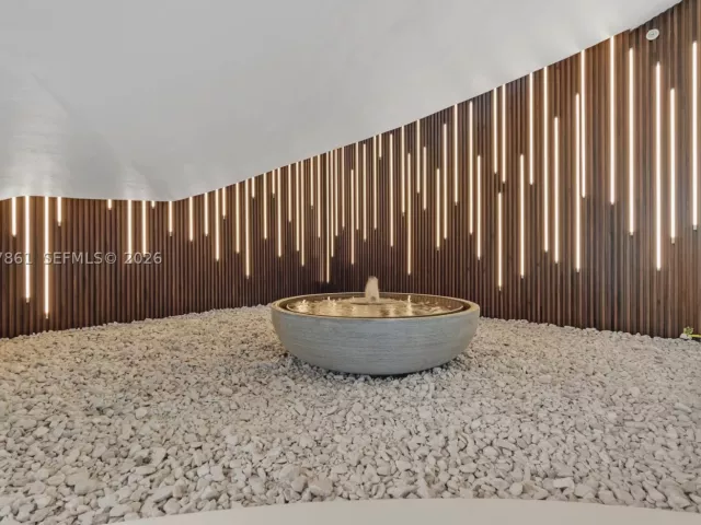 2-bedroom condo for sale in Hollywood - 3000 S Ocean Dr 1122 - MondialRealty